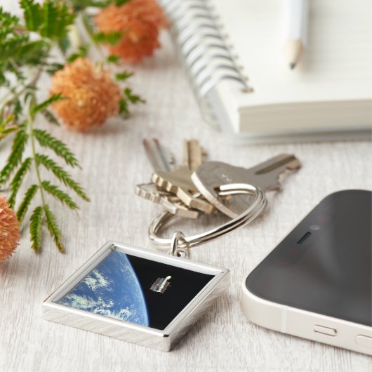 Porte-clés Le télescope spatial Hubble avec une terre bleue (Côté)