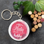 Porte-clés Le vin est mon passe-temps<br><div class="desc">Porte - clé à bouton rond avec un texte amusant "Boire du vin n'est pas mon habitude c'est mon passe-temps" sur une tache de vin rouge. Les porte - clés font des cadeaux mémorables pour leur famille et leurs amis ou créent pour vous-même.</div>