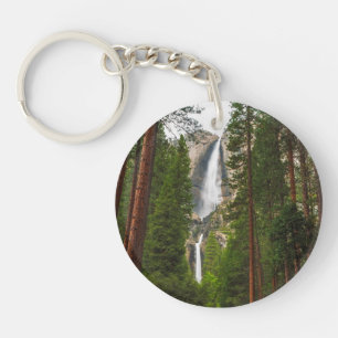 Porte-clés Les chutes de Yosemite dans la forêt
