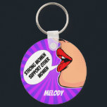 Porte-clés Les Femmes Fortes Se Soutiennent Les Unes Les Autr<br><div class="desc">Ce porte - clé féministe vintage présente les belles lèvres rouges d'une pop art rétro sur un sunburst rose violet cool. La bulle de discussion se lit : Les femmes fortes soutiennent les autres femmes. Commandez pour vos amies et modèles de rôle féminins et customisez avec votre nom.</div>
