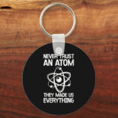 Porte-clés Les Femmes Ne Font Jamais Confiance À Un Atom Drôl (Recto)