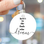 Porte-clés Les imbéciles qui rêvent Citer Black White Bold Ty<br><div class="desc">"Voilà pour les imbéciles qui rêvent." Faites partie de ceux qui laissent toujours leur optimisme contrôler leur vision et leurs aspirations. Ce porte - clé saisissant, moderne, graphique, minimaliste combine une typographie de san-serif audacieuse et un script de calligraphie manuscrit, le tout en noir et blanc. Ce porte - clé...</div>