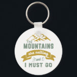 Porte-clés Les montagnes appellent et je dois aller Vintage<br><div class="desc">Un design inspirant pour ceux qui aiment escalader les montagnes, l'alpinisme, l'escalade randonnée ou intérieure. Marchandises de motivation cool pour grimpeurs, randonneurs et toute personne à l'extérieur. Idéal pour les amateurs d'aventure, activités de plein air dans la nature. Grand cadeau de Noël et cadeau d'anniversaire pour grand-père, père, père, mari,...</div>