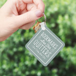 Porte-clés Les signets sont pour Quitters Club de Livre Perso<br><div class="desc">Ce joli design nerdy pour les amateurs de livres, de livres, d'auteurs, d'écrivains, d'amis de club de livres ou de lecteurs avide présente la citation drôle "Signets Are For Quitters" avec deux petites illustrations de livres sur un arrière - plan vert sage poussiéreux. Personnalisez-vous avec une ligne de texte personnalisé...</div>