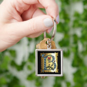 PORTE-CLÉS LETTRE BLEUE OR B AVEC MONOGRAM FLEURS (main)