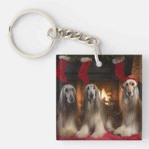 Porte-clés Lévrier Afghan près de la cheminée de Noël