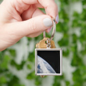 Porte-clés L'horizon terrestre et la noirceur de l'espace (main)