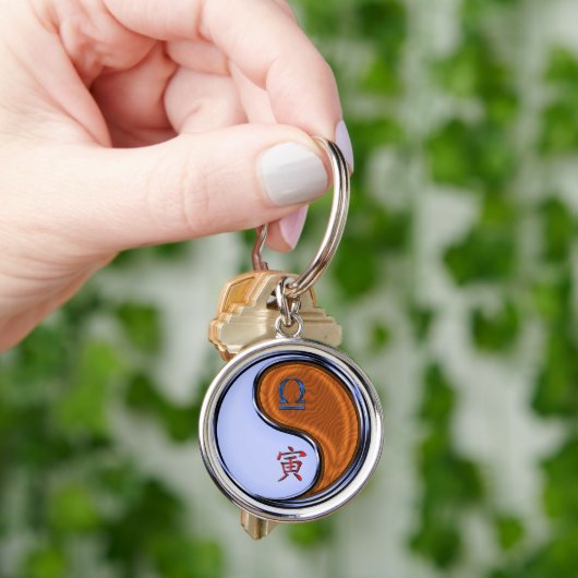 Porte-clés Libra & Wood Tiger (main)