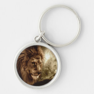 Porte-clés Lion contre le ciel orageux