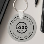 Porte-clés Logo d'entreprise promotionnel gris personnalisé<br><div class="desc">Personnalisez facilement ce dessous de verre avec votre propre logo ou image personnalisée. Vous pouvez modifier la couleur de l'arrière - plan pour qu'elle corresponde à votre logo ou aux couleurs de votre entreprise. Les porte - clés personnalisés avec le logo de votre entreprise sont des cadeaux utiles et légers...</div>