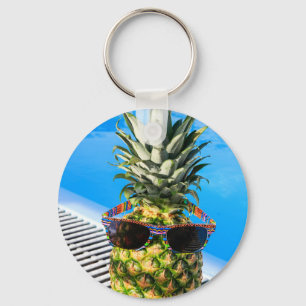 Porte-clés Lunettes de soleil de port d'ananas à la piscine
