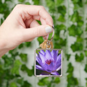 Porte-clés Lys d'eau violet (main)