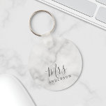 Porte-clés M. et Mme. | Élégant marbre moderne Mariage de scr<br><div class="desc">"Mr and Mrs" Elégant Marbre blanc moderne Script personnalisé Cadeau Couple Parfait comme cadeau de mariage pour les cadeaux d'anniversaire de mariage,  les cadeaux d'anniversaire de mariage,  les cadeaux de Saint Valentin et cadeau pour toutes les occasions.</div>