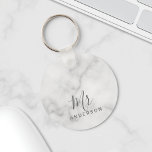 Porte-clés M. et Mme. | Élégant marbre moderne Mariage de scr<br><div class="desc">"Mr and Mrs" Elégant Marbre blanc moderne Script personnalisé Cadeau Couple Parfait comme cadeau de mariage pour les cadeaux d'anniversaire de mariage,  les cadeaux d'anniversaire de mariage,  les cadeaux de Saint Valentin et cadeau pour toutes les occasions.</div>