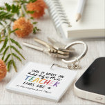 Porte-clés Magnifique enseignant typographie moderne arc-en-c<br><div class="desc">Voici à quoi ressemble un enseignant génial. Magnifique professeur de typographie moderne cadeau. Avec lettré à la main script fun moderne,  et espace pour leur nom et le nom de votre enfant. La fin de l'année,  Noël ou cadeau de vacances parfait pour votre professeur préféré.</div>