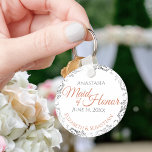 Porte-clés Maid of Honor Coral & Silver Lace Mariage Cadeau<br><div class="desc">Ces porte - clés sont conçus pour rendre service à la servante d'honneur lors de votre mariage. Elles présentent un design sobre mais élégant avec un arrière - plan blanc, une terre cuite ou un texte orange et gris de corail, et une bordure florale en faux feuille argent. Une façon...</div>