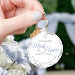 Porte-clés Maid of Honor Mariage Cadeau clair bleu et gris de<br><div class="desc">Ces porte - clés sont conçus pour rendre service à la servante d'honneur lors de votre mariage. Conçues pour s'harmoniser avec notre Suite de Mariage Elégante Bleu & Gris, elles présentent un design simple mais élégant avec un arrière - plan blanc, un texte bleu & gris clair et une bordure...</div>
