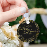 Porte-clés Maid of Honor Mariage Cadeau Gold Frills sur Black<br><div class="desc">Ces porte - clés sont conçus pour rendre service à la servante d'honneur lors de votre mariage. Elles présentent un design simple mais élégant avec un arrière - plan noir classique, du texte doré et une bordure florale en faux feuille doré en dentelle. Le texte dit "Maid of Honor" avec...</div>