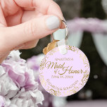 Porte-clés Maid of Honor Mariage Cadeau Gold Frills sur Lilac<br><div class="desc">Ces porte - clés sont conçus pour rendre service à la servante d'honneur lors de votre mariage. Elles présentent un design simple mais élégant avec un arrière - plan couleur violet clair, un texte doré et une bordure florale en faux feuille doré en dentelle. Le texte dit "Maid of Honor"...</div>