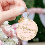 Porte-clés Maid of Honor Mariage Cadeau Gold Frills sur rose<br><div class="desc">Ces porte - clés sont conçus pour rendre service à la servante d'honneur lors de votre mariage. Elles présentent un design simple mais élégant, avec un arrière - plan rose pâle, un texte doré et une bordure florale en faux feuille doré en dentelle. Le texte dit "Maid of Honor" avec...</div>