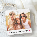 Porte-clés Maman nous t'aimons coeur mère photo de jour<br><div class="desc">Porte - clé avec votre photo personnalisée et le texte "Maman,  on t'aime" ci-dessous flanqué de coeurs roses chauds.</div>