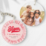 Porte-clés Maman nous t'aimons coeur photo rose rouge mère jo<br><div class="desc">Clavier avec texte personnalisable "Maman,  on t'aime",  petits coeurs rouges et noms d'enfants à l'intérieur d'une bordure rouge et rétro sunburst. Photo personnalisable sur le dos. Arrière - plan de couleur rose ou personnalisé.</div>