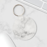 Porte-clés Marbre blanc avec monogramme et nom personnalisés<br><div class="desc">Marbre blanc avec Monogramme personnalisé et cadeau de nom avec monogramme et nom en gris moderne sans serif style police sur arrière - plan en marbre blanc. Parfait comme femme d'honneur et groomsmen cadeau,  cadeau de vacances,  cadeau de réunion de famille et cadeau pour toute occasion spéciale.</div>