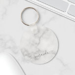 Porte-clés Marbre blanc de nom personnalisé de script moderne<br><div class="desc">Script moderne Nom personnalisé Marbre blanc cadeau avec nom personnalisé en gris style de police de script moderne sur arrière - plan en marbre blanc. Parfait comme cadeau de vacances pour elle et cadeau pour toutes les occasions spéciales.</div>