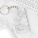 Porte-clés Marbre blanc de nom personnalisé de script moderne<br><div class="desc">Script moderne Nom personnalisé Marbre blanc cadeau avec nom personnalisé en gris style de police de script moderne sur arrière - plan en marbre blanc. Parfait comme cadeau de vacances pour elle et cadeau pour toutes les occasions spéciales.</div>