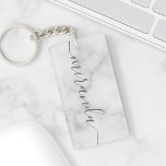 Porte-clés Marbre blanc de nom personnalisé de script moderne<br><div class="desc">Script moderne Nom personnalisé Marbre blanc cadeau avec nom personnalisé en gris style de police de script moderne sur arrière - plan en marbre blanc. Parfait comme cadeau de vacances pour elle et cadeau pour toutes les occasions spéciales.</div>