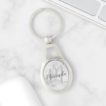 Porte-clés Marbre blanc Script Monogramme personnalisé et nom<br><div class="desc">Monogramme personnalisé et cadeau de nom avec nom personnalisé en gris style de police de script moderne et monogramme en gris clair style de police de script moderne en tant qu'arrière - plan sur l'arrière - plan de marbre blanc. Parfait comme cadeau de vacances, faveurs de réunion familiale, merci cadeau...</div>