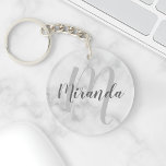Porte-clés Marbre blanc Script Monogramme personnalisé et nom<br><div class="desc">Monogramme personnalisé et cadeau de nom avec nom personnalisé en gris style de police de script moderne et monogramme en gris clair style de police de script moderne en tant qu'arrière - plan sur l'arrière - plan de marbre blanc. Parfait comme cadeau de vacances, faveurs de réunion familiale, merci cadeau...</div>
