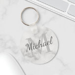 Porte-clés Marbre classique Monogramme personnalisé et nom<br><div class="desc">Le Monogramme personnalisé et le cadeau de nom comprend le nom personnalisé dans le style de police de script gris et le monogramme dans le style de police de serif gris clair comme arrière - plan, sur l'arrière - plan de marbre blanc. Parfait comme cadeau de vacances, faveurs de réunion...</div>