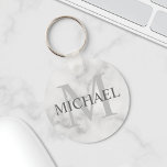 Porte-clés Marbre classique Monogramme personnalisé et nom<br><div class="desc">Monogramme personnalisé et cadeau de nom caractéristiques personnalisées nom en gris et monogramme en gris clair comme arrière - plan, dans le style de police serif classique, sur arrière - plan en marbre blanc. Parfait comme cadeau de vacances, faveurs de réunion familiale, merci cadeau pour les groomsmen et cadeau pour...</div>