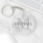 Porte-clés Marbre classique Monogramme personnalisé et nom<br><div class="desc">Monogramme personnalisé et cadeau de nom caractéristiques personnalisées nom en gris et monogramme en gris clair comme arrière - plan, dans le style de police serif classique, sur arrière - plan en marbre blanc. Parfait comme cadeau de vacances, faveurs de réunion familiale, merci cadeau pour les groomsmen et cadeau pour...</div>