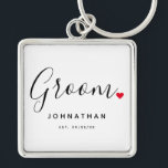 Porte-clés Mariage de chambre élégant<br><div class="desc">Le cadeau parfait pour n'importe quel marié, le design amusant et moderne dispose de style typographique script police "Groom" libellé avec un petit coeur d'amour rouge mignon arrêts complets. Le design est facile à personnaliser avec votre nom et date de mariage établie et sera le gardien parfait de votre journée...</div>