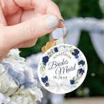 Porte-clés Mariage de chemise de fleurs d'aquarelle bleu Brid<br><div class="desc">Ces porte - clés sont conçus pour donner comme faveurs aux serveuses d'honneur à votre mariage. Elles sont décorées d'une aquarelle rustique peinte à la main avec une couronne de roses et de fleurs dans les tons bleu poussiéreux, bleu marine et indigo. Le texte est écrit en lettres de script...</div>