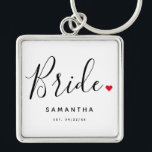 Porte-clés Mariage de mariée élégant<br><div class="desc">Le cadeau parfait pour toute mariée,  le design amusant et moderne dispose d'un script de typographie élégant "Bride" avec de mignons petits coeur d'amour rouge arrêts complets. Le design est facile à personnaliser avec votre nom et date de mariage établie et sera le gardien parfait de votre journée spéciale.</div>