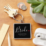 Porte-clés Mariage de mariée élégant<br><div class="desc">Le cadeau parfait pour toute mariée,  le design amusant et moderne dispose d'un script de typographie élégant "Bride" avec de mignons petits coeur d'amour rouge arrêts complets. Le design est facile à personnaliser avec votre nom et date de mariage établie et sera le gardien parfait de votre journée spéciale.</div>