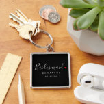Porte-clés Mariage élégant de Bridesmaid<br><div class="desc">Le cadeau parfait pour toute femme de ménage, le design amusant et moderne dispose d'une police de script de typographie stylisée "Bridesmaid" libellé avec un mignon petit coeur d'amour rouge arrêts complets. Le design est facile à personnaliser avec un nom et une date de mariage établie et sera le gardien...</div>