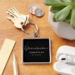 Porte-clés Mariage Groomsman élégant<br><div class="desc">Le cadeau parfait pour n'importe quel groomsman, le design amusant et moderne dispose de script de typographie stylisée police "Groomsman" libellé avec un mignon petit coeur d'amour rouge arrêts complets. Le design est facile à personnaliser avec un nom et une date de mariage établie et sera le gardien parfait de...</div>