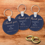 Porte-clés Mariage simple élégant bleu foncé Merci<br><div class="desc">Mariage Merci bleu foncé simple et élégant porte - clé. Cet élégant porte - clé est une grande faveur de mariage pour vos invités. Arrière - plan bleu foncé avec texte dans un script moderne. Vous pouvez facilement customiser tout le texte - le personnaliser avec le nom de la mariée,...</div>