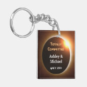 Porte-clés Mariage sur le thème de l'éclipse totalement engag (Devant gauche)