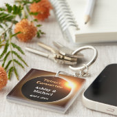 Porte-clés Mariage sur le thème de l'éclipse totalement engag (Devant Droit)