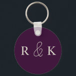 Porte-clés Mariage violet et beige monogrammé<br><div class="desc">Élégant porte - clé monogrammé personnalisé avec élégantes initiales beige clair sur un riche arrière - plan violet foncé. Parfait pour les couples, Personnalisez maintenant pour ajouter les initiales des couples.</div>