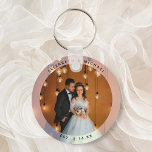 Porte-clés Mariée élégante et couple de chambre photo mariage<br><div class="desc">Élégante mariée et mariée couple photo mariage Favoriser porte - clé</div>