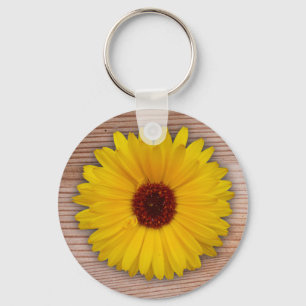 Porte-clés Marigold de tournesol sur des planches en bois rus