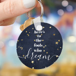 Porte-clés Marine Gold Stars Fools Qui Rêvent Citer Typograph<br><div class="desc">"Voilà pour les imbéciles qui rêvent." Faites partie de ceux qui laissent toujours leur optimisme contrôler leur vision et leurs aspirations. Ce porte - clé riche, moderne, graphique, minimaliste combine la typographie blanche, san-serif et le script de calligraphie manuscrit, contre un arrière - plan denim de la marine de minuit...</div>