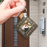 Porte-clés Meilleur bonus papa jamais stepdad Fête des pères<br><div class="desc">Stepdad bonus dad Happy Fête des pères typographie blanche audacieuse sur tableau rouge rustique vert olive foncé photo personnalisée porte - clé recto-verso double face avec votre texte,  et signature.</div>