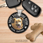 Porte-clés MEILLEUR CHIEN DAD JAMAIS Photo Pawprints Couleur<br><div class="desc">Créez un porte - clé photo pour animaux de compagnie personnalisé pour le père de chien de golf spécial avec l'exemple de titre suggéré BEST DOG DAD BY PAR ou votre texte personnalisé accentué avec des empreintes de chien, le tout dans votre choix de couleurs et de couleur arrière -...</div>